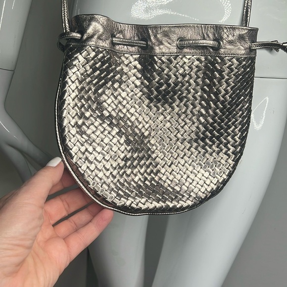 Stephane Kelian Interwoven Gray Metallic Leather Drawstring Crossbody Bag - Picture 7 of 9